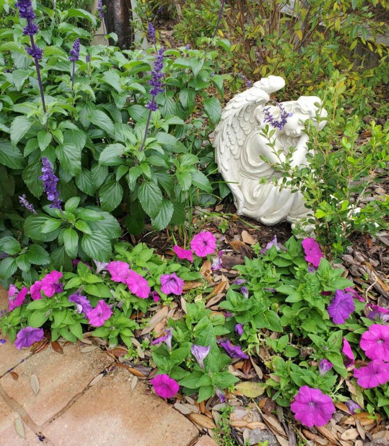 Garden accents provide symbolic inspiration